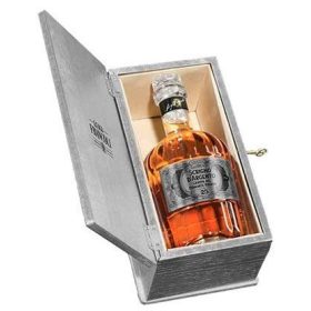   Francoli Scrigno d Argento Grappa 25 mesi, 40% fa dd.(ezüst színű)