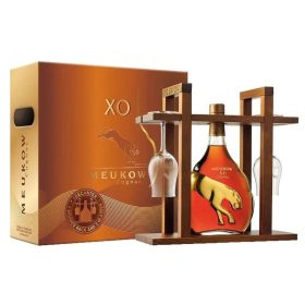 Meukow Cognac XO 0,7l 40% + 2 pohár + fa állvány, pdd.